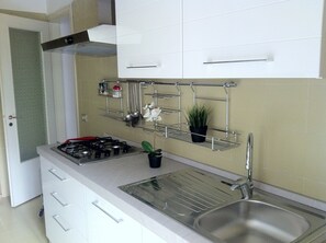 Kühlschrank, Ofen, Herdplatte, Kochgeschirr/Geschirr/Besteck