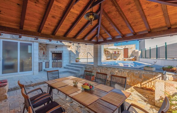 Outdoor dining - Stunning home in Krivodol (Krivodol)