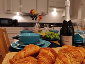 Dining - Deluxe Tower Bridge Apartment (London)