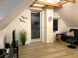 TV, books - Stylishly romantic gallery apartment in ANKERHAUS AM SIEL with balcony (Greetsiel-Krummhörn)