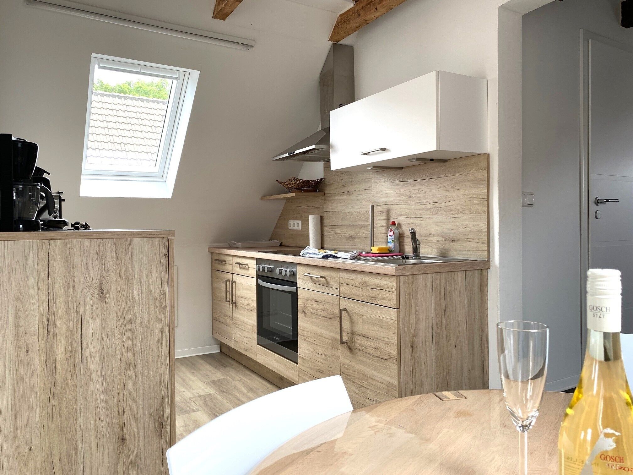 Kjøleskap, mikrobølgeovn, kokeplater og oppvaskmaskin