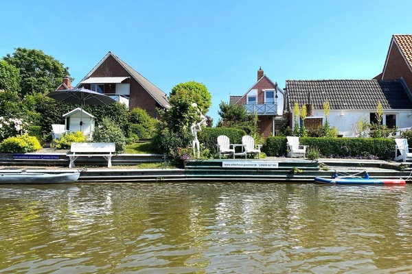 Uferseite Ankerhäuser - Fewo SCHÖNE AUSSICHT ist Haus Bild-Mitte (weißer Balkon)