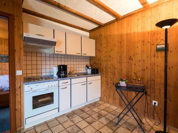 Kühlschrank, Ofen, Toaster, Kochgeschirr/Geschirr/Besteck