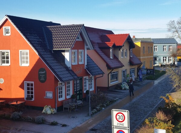 Exterior - Vacation apartment near the Baltic Sea (800m) in Wustrow, quiet central location, free WLAN (Wustrow)