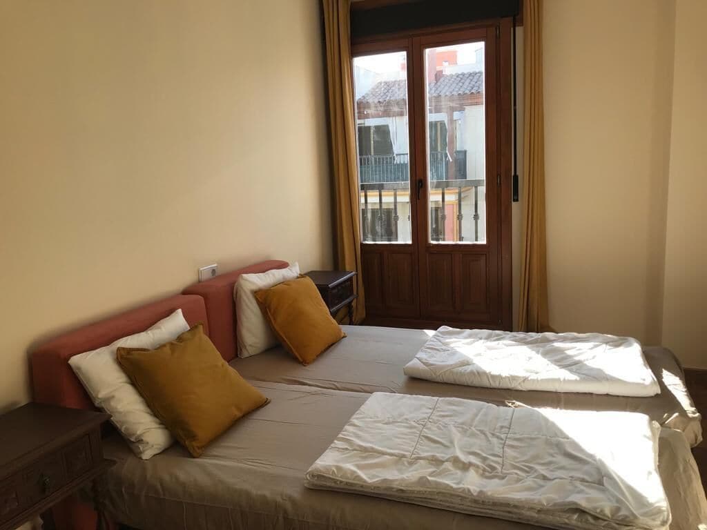 2 bedrooms, iron/ironing board, bed sheets, wheelchair access