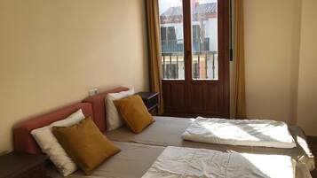 2 bedrooms, iron/ironing board, bed sheets, wheelchair access