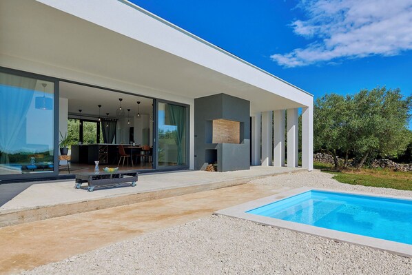 A modern house with a swimming pool, large glass windows, and a patio area. - Villa Vinci in Smoljanci - Haus für 4 Personen (Svetvincenat)