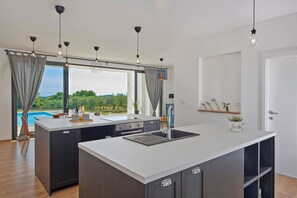 Geladeira, micro-ondas, fogão, cooktop
