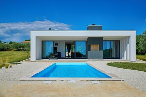 A modern house with a swimming pool, large glass doors, and a garden. - Villa Vinci in Smoljanci - Haus für 4 Personen (Svetvincenat)