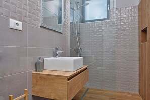 Banheira, secador de cabelo, toalhas de banho