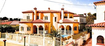 Beach villa with pool up to 6 pers., best location, no traffic, and ambience, air conditioning