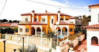 Beach villa with pool up to 6 pers., best location, no traffic, and ambience, air conditioning