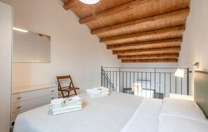 6 bedrooms, travel crib, free WiFi