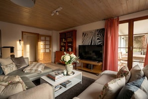 TV, books - Dreamland—plenty of space for up to 5 guests (Überlingen, Baden-Württemberg, Germany)