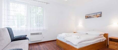 1 dormitorio, tabla de planchar con plancha, wifi y ropa de cama