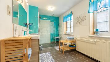 Een douche, een haardroger, handdoeken, zeep