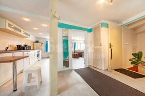 Fridge, microwave, oven, stovetop - Feel-good apartment (85m²) in the old town of Quedlinburg (2 bedrooms) (Quedlinburg)