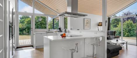 ثلاجة، موقد طهي مسطح، غسالة أطباق، ماكينة لصنع القهوة/الشاي