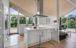 ثلاجة، موقد طهي مسطح، غسالة أطباق، ماكينة لصنع القهوة/الشاي