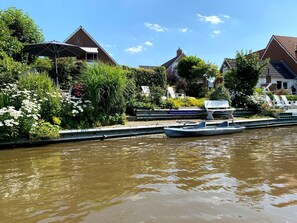 Property grounds - Am SielUfer: Beautiful ground floor apartment in a top location and right on the waterfront (Greetsiel (Krummhörn))
