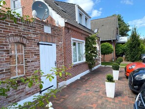 Property grounds - Am SielUfer: Beautiful ground floor apartment in a top location and right on the waterfront (Greetsiel (Krummhörn))