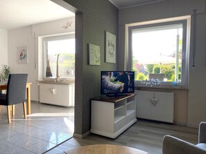 Fernseher, Bücher, Musikbibliothek