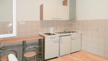 Fridge, stovetop, coffee/tea maker, electric kettle