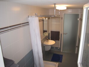 Shower, hair dryer, towels, toilet paper - Apartment house Biengarten in the quiet wine town Neustadt - Gimmeldingen (Gimmeldingen)