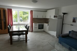 Fridge, microwave, oven, stovetop - Apartment house Biengarten in the quiet wine town Neustadt - Gimmeldingen (Gimmeldingen)