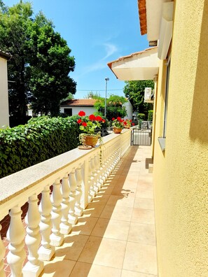 المنطقة المحيطة بالمنشأة