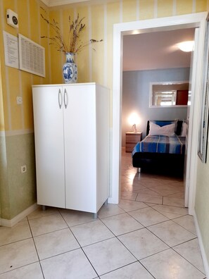 1 غرفة نوم ومكواة/لوح كي وواي فاي مجانًا وملاءات أسر ّة