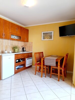 Kühlschrank, Herdplatte, Geschirrspüler