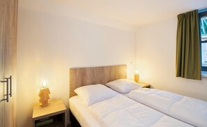 3 bedrooms, internet, bed sheets