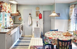 Jääkaappi, liesi, astianpesukone, kahvin-/teenkeitin