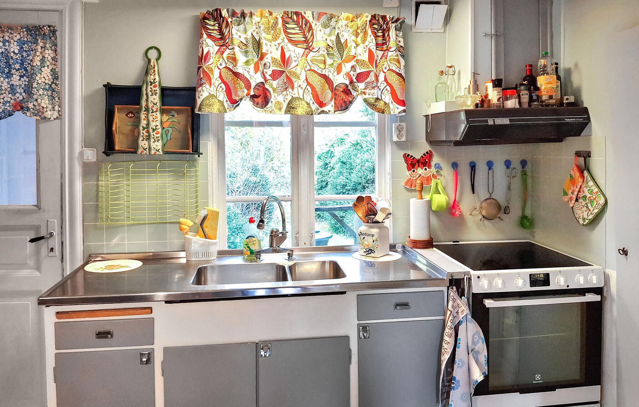 Kjøleskap, kokeplater, oppvaskmaskin og kaffetrakter/tekoker