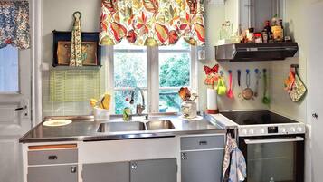 Refrigerador, parrilla de estufa, lavavajillas y cafetera y tetera