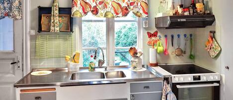 Jääkaappi, liesi, astianpesukone, kahvin-/teenkeitin