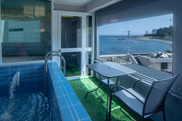 Kids Pool Dolphin 1 | Private pool - Molina Pension (Gyeongju)