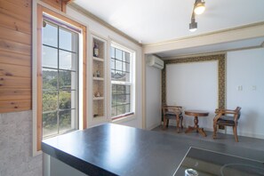 Penguin 1 | Living area | Flat-screen TV - Molina Pension (Gyeongju)