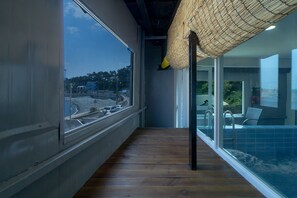 Kids Pool Dolphin 1 | Living area | Flat-screen TV - Molina Pension (Gyeongju)