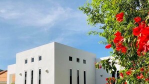 A modern white building with a flat roof and rectangular windows. - Villa Brakkeput 308 (Jan Thiel)