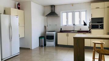 Full-sized fridge, microwave, oven, dishwasher
