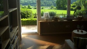 Una habitación con un ventanal que ofrece vistas a un paisaje verde.