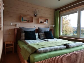 2 bedrooms, internet, bed sheets