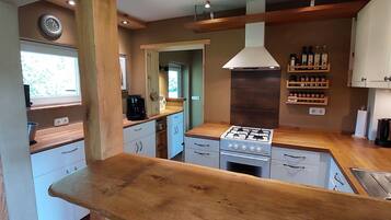 Kühlschrank, Ofen, Herdplatte, Wasserkocher mit Kaffee-/Teezubehör