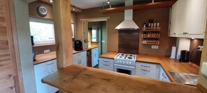 Een koelkast, een oven, een kookplaat, een koffiezetapparaat/waterkoker