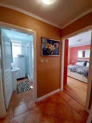 2 chambres, coffre-fort, fer et planche à repasser