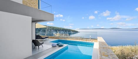 Una piscina al aire libre, una piscina climatizada