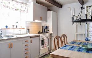 Frigorífico, microondas, placa de cocina y cafetera o tetera
