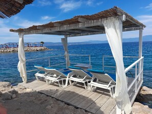 Property grounds - 2 person, WLAN, 250m to the beach, air conditioning, parking lot, dishwasher, balcony, barbecue area (Njivice)